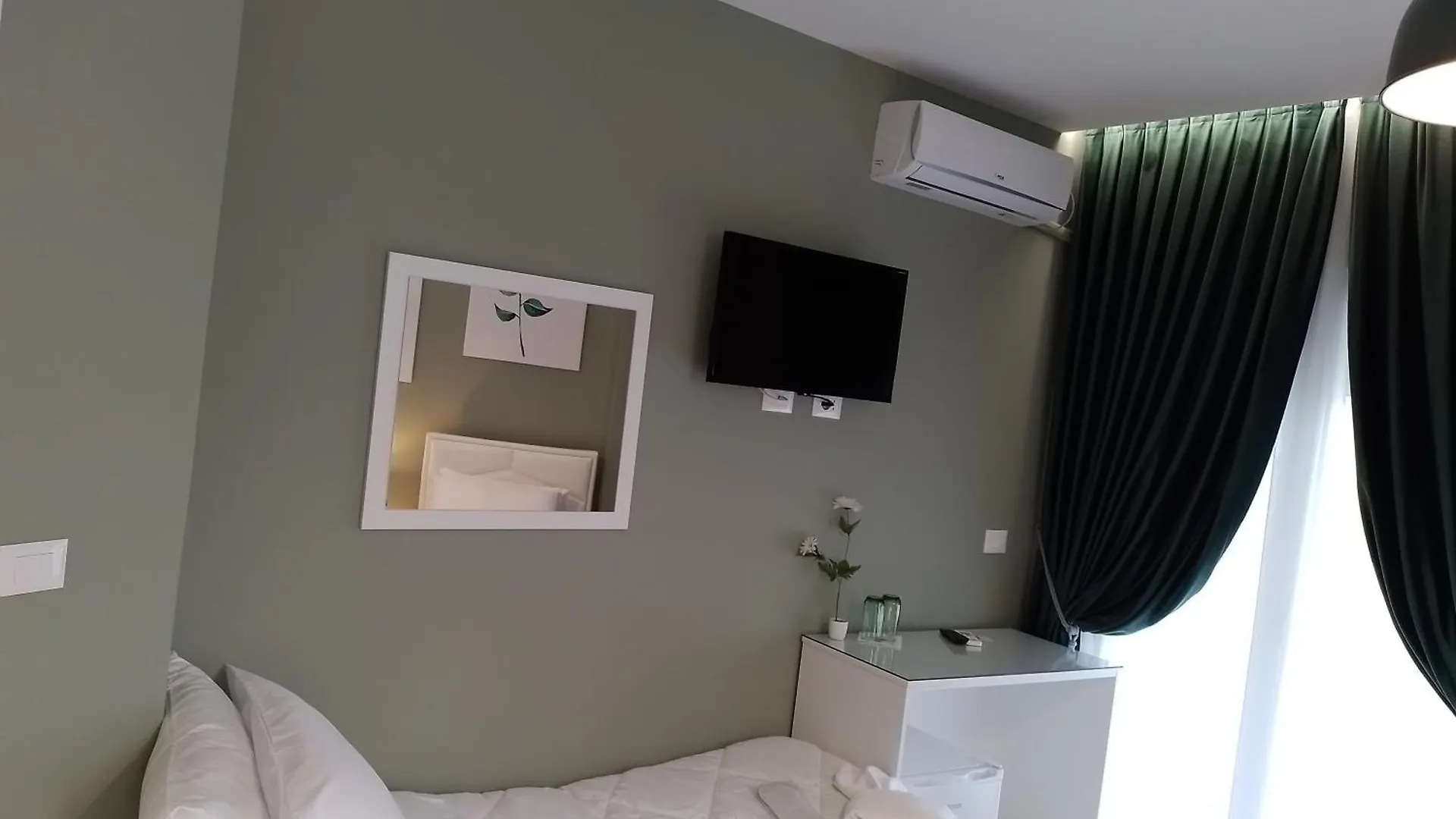 Ajilin Hotel Rooms Korce